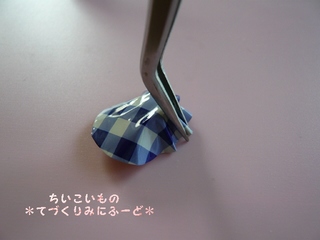 ピンセットではさむ